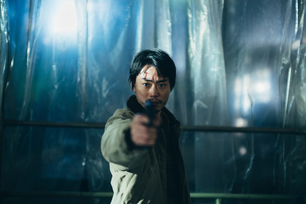 菅田将暉、ガンアクションに初挑戦　映画『Cloud クラウド』本ポスター＆場面写真公開