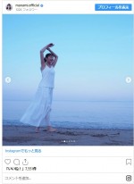 小西真奈美、オールホワイトコーデで浜辺に舞い降りた姿が幻想的　※「小西真奈美」インスタグラム