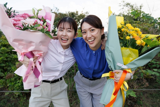 ドラマ『GO HOME～警視庁身元不明人相談室～』クランクアップを迎えた（左から）小芝風花、大島優子