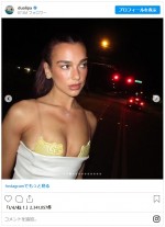 デュア・リパ、ドレスから覗く“ハローキティ”ブラ　※「デュア・リパ」インスタグラム