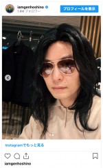 凛々しい表情のニセ明　※「星野源」インスタグラム