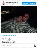 デヴィッド＆ヴィクトリア・ベッカム、お揃いパジャマでラブラブツーショット※「Victoria Beckham」インスタグラム