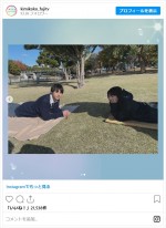 永野芽郁＆山田裕貴が公園で寝転がるオフショット　※『君が心をくれたから』公式インスタグラム