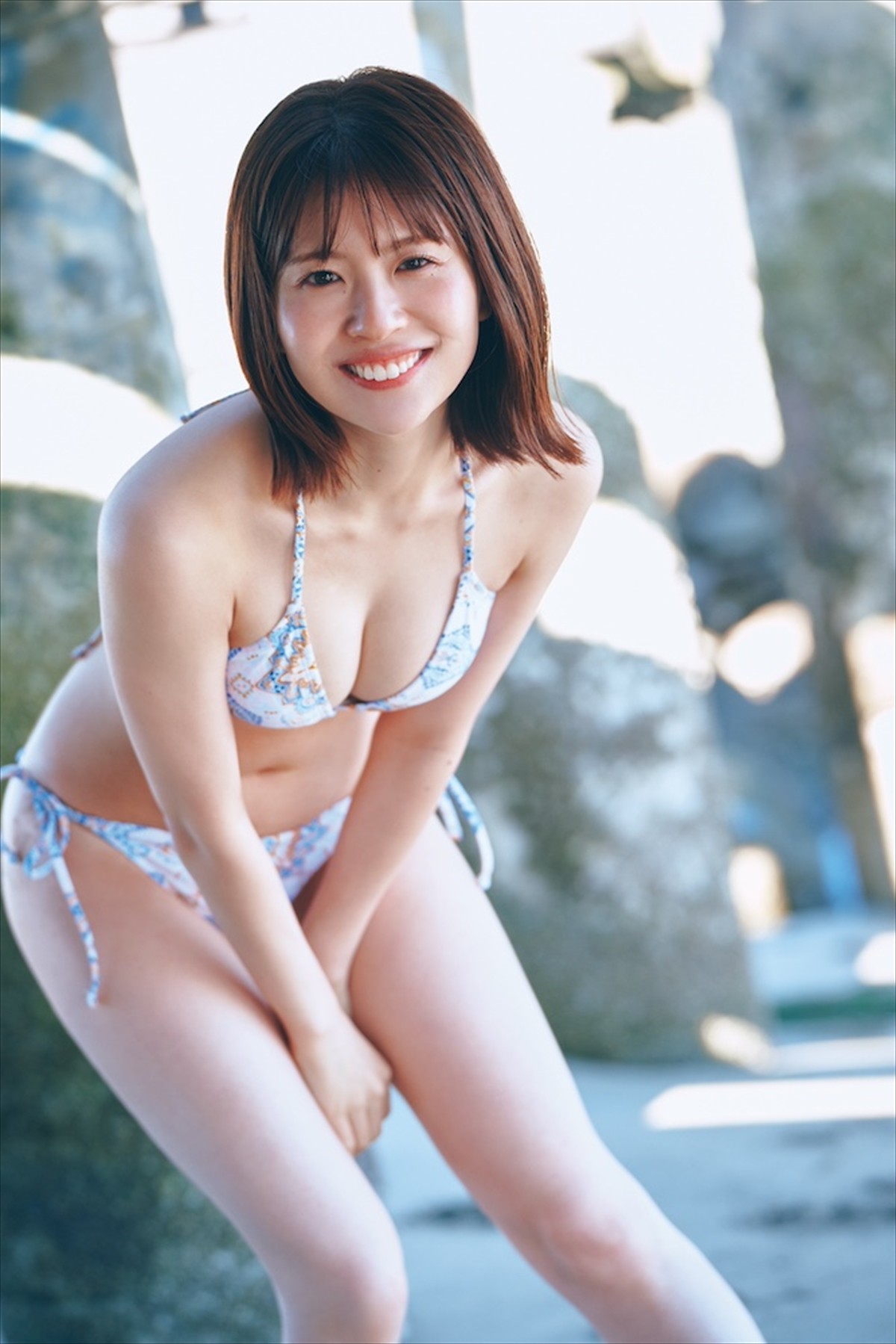 日向坂46・松田好花、高さ70mの揺れる吊り橋もへっちゃら！　余裕の笑顔で渡り切る