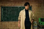 【写真】“冴羽リョウ”鈴木亮平、クールな表情から馬もっこりまで！　Netflix映画『シティーハンター』場面写真