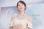 吉岡里帆、TASAKI 70周年アニバーサリー エキシビション「FLOATING SHELL」フォトコールに登場