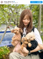 愛犬たちを抱っこする香里奈　※「香里奈」インスタグラム