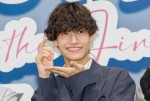 Aぇ！ group・佐野晶哉、映画『明日を綴る写真館』完成披露舞台あいさつに登場