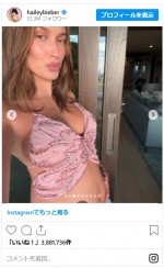 妊娠中のヘイリー・ビーバーが大きなお腹を公開！※「Hailey Bieber」インスタグラム