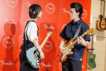 Fender Flagship Tokyo 1日店長就任式に出席した（左から）あの、粗品（霜降り明星）