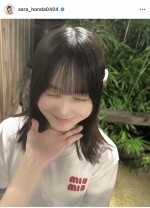 姉・真凜からプレゼントされたヘアピンを付けて笑顔の本田紗来　※「本田紗来」インスタグラム