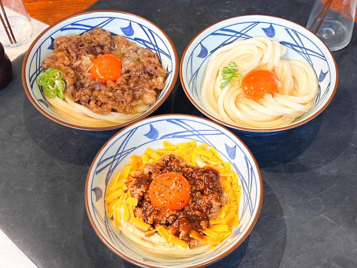 「丸亀製麺」新作は“チーズ＆デミグラスソース”の濃厚うどん！　粗挽き肉がごろっとのった気になる味を紹介＜試食レポ＞