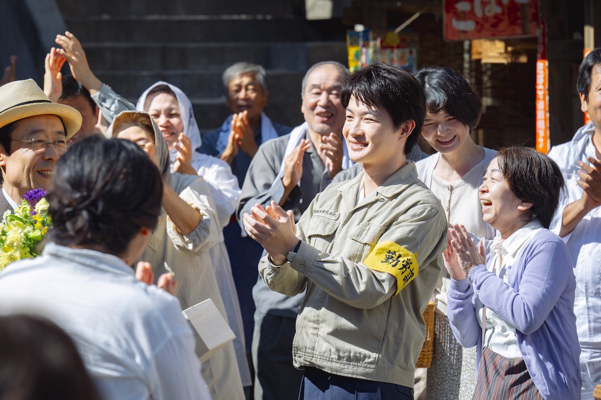 『海に眠るダイヤモンド』“鉄平”神木隆之介と“朝子”杉咲花、アイコンタクト→ハニカミにネット悶絶「可愛すぎて無理ッ」