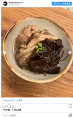 キクラゲと舞茸のスープ仕立て、鶏肉をいれて　※「工藤静香」インスタグラム