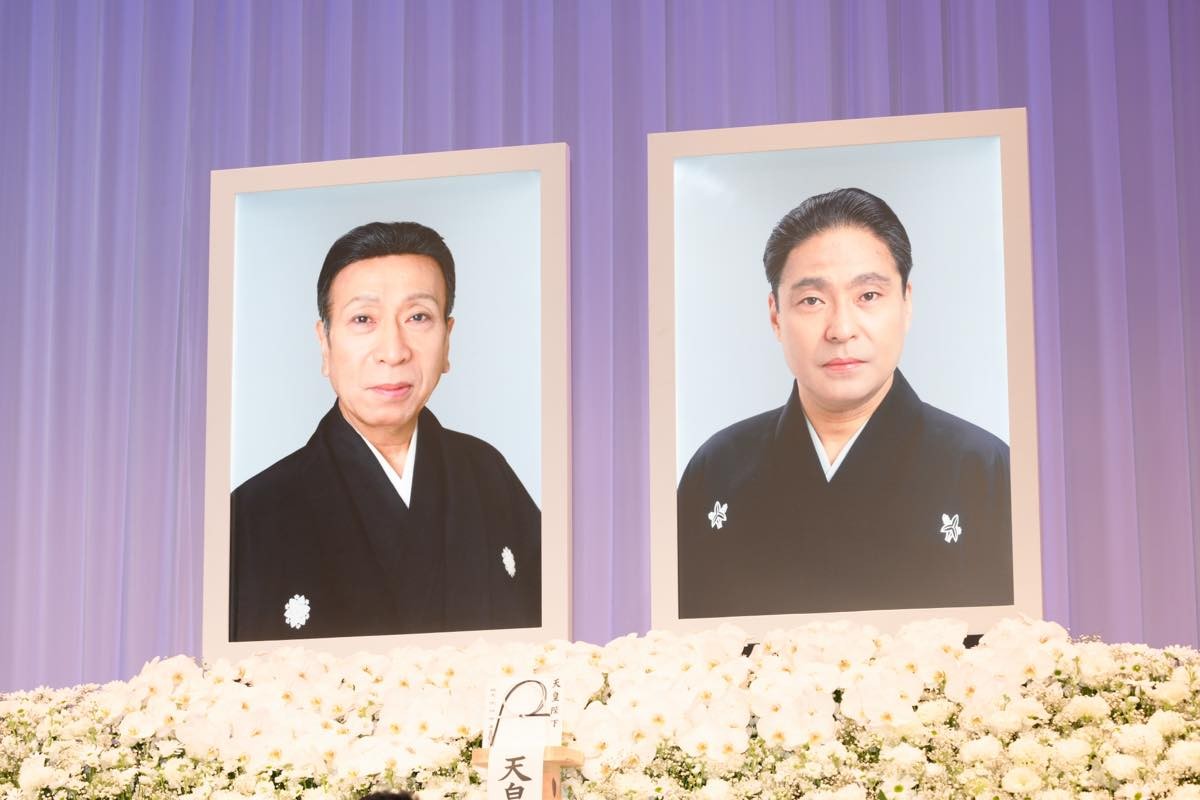 市川段四郎さん（左）と市川猿翁さん（右）の遺影