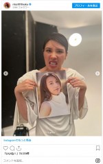 ギャップがすごいデビュー当時のアー写との2ショット　※「仲里依紗」インスタグラム