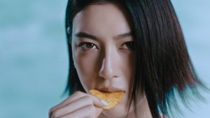 三吉彩花がクールな衣装でかっこよく決める！ 「湖池屋ストロング」新TVCM＆インタビュー映像公開