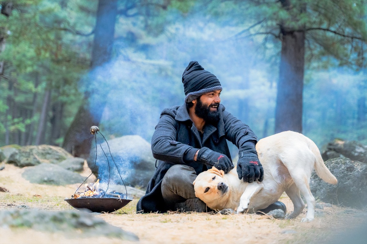 犬は人生を変える――孤独な男とやんちゃなラブラドール犬のロードムービー『チャーリー』本予告解禁