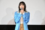 映画『わたくしどもは。』公開記念舞台あいさつに登壇した小松菜奈