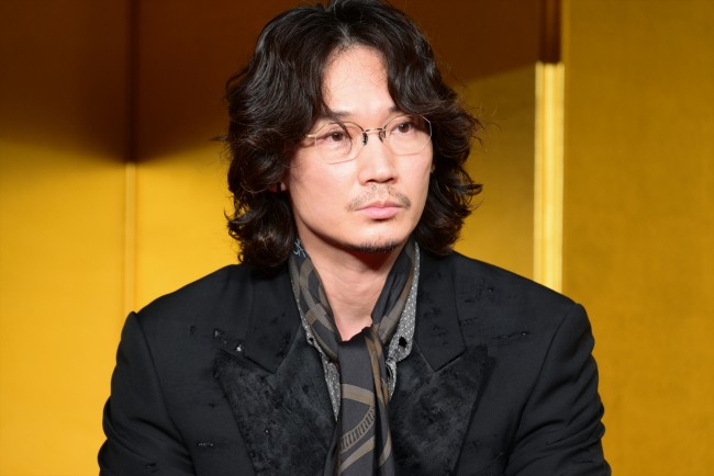 綾野剛、Netflixシリーズ『地面師たち』完成報告会に登場