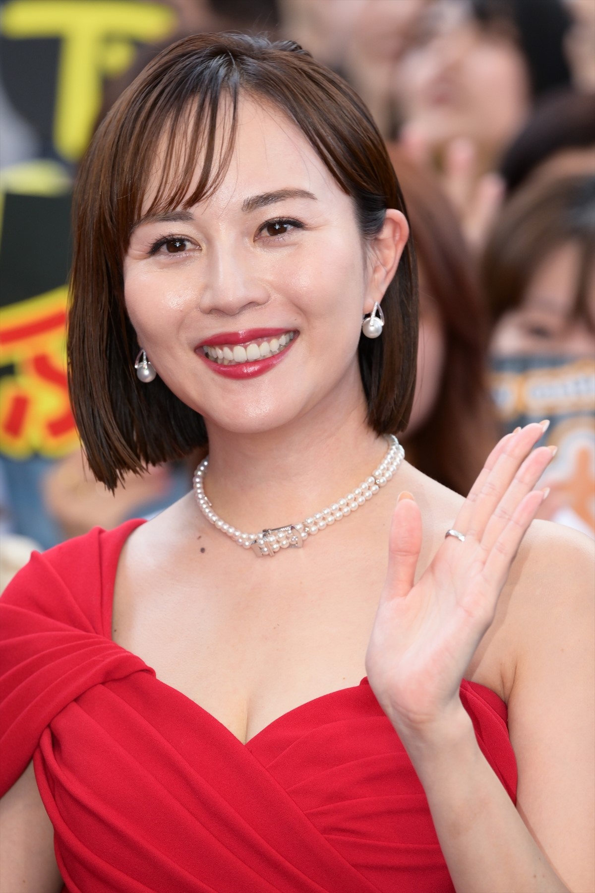 松下奈緒、木村文乃ら『スカイキャッスル』セレブ妻キャストが深紅のドレスで集結