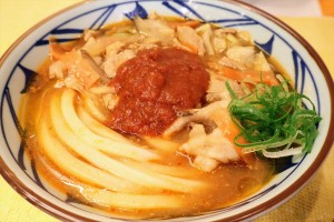 丸亀製麺、新作「俺たちのトマト豚汁うどん」がうまい！　トマトの旨み広がる味わいに体が芯から温まる＜試食レポ＞