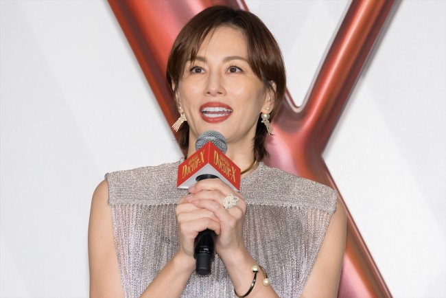 米倉涼子、『劇場版ドクターX』完成披露舞台挨拶に登場