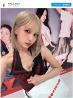 TWICE ミナが金髪に！　へそ出しミニスカ姿で美スタイルも披露