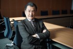 ドラマ『となりのナースエイドSP 2025』に出演する吉田鋼太郎