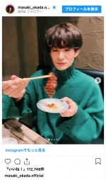 焼肉を食べる岡田将生　※「岡田将生」インスタグラム