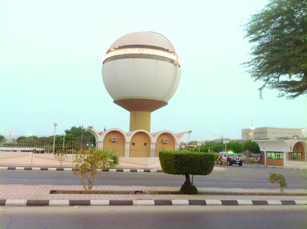 



الأهالي يطالبون بالاستفادة من برج مياه بريدة سياحيا. (عكاظ)