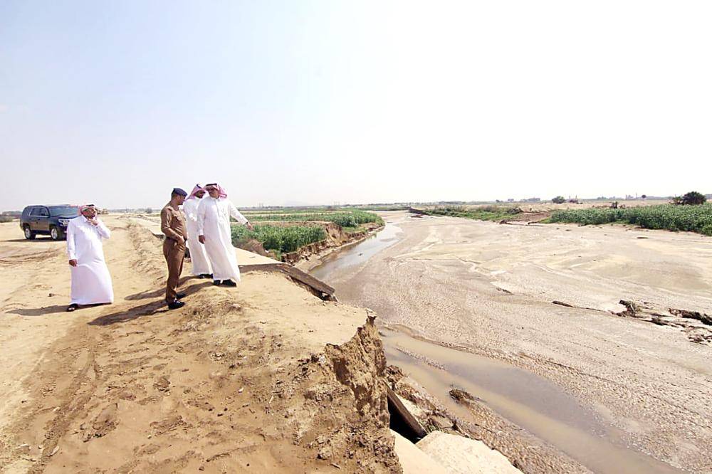 



المسؤولون يقفون على الأضرار التي لحقت بسد أبو القعايد. (عكاظ)