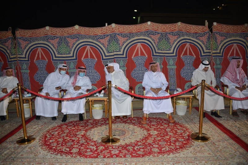 ذوو الفقيد في مجلس العزاء.(تصوير:عبدالسلام السلمي)