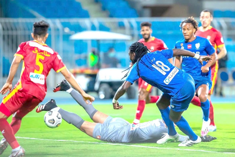 يدخل الهلال لقاءه أمام ضيفه ضمك متصدر الدوري بحثاً عن النقاط الثلاث لاستعادة هيبته والمنافسة بقوة على صدارة الدوري. (SPL)