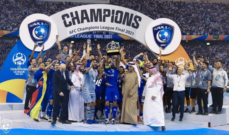 لحظة تتويج فريق نادي الهلال السعودي بكأس دوري أبطال آسيا 2021 (نادي الهلال)