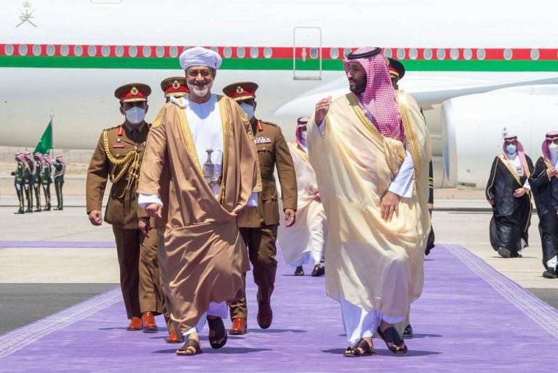 ولي العهد الأمير محمد بن سلمان مستقبلا سلطان عمان هيثم بن طارق لدى زيارته إلى السعودية في يوليو الماضي