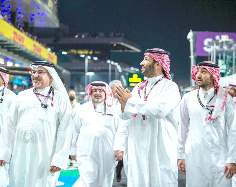 



الأمير محمد بن سلمان يحيي الجماهير الحاضرة في مدرجات حلبة جدة التاريخية.