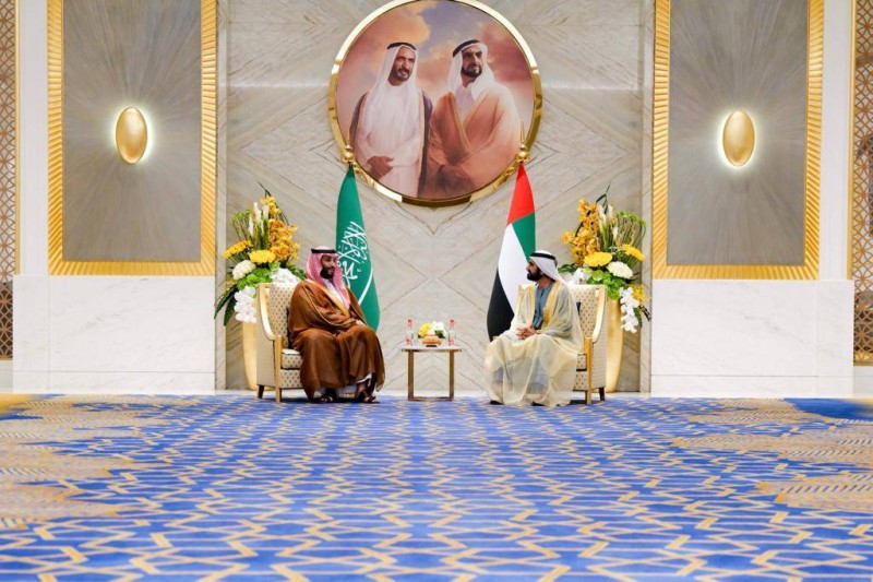 ولي العهد الأمير محمد بن سلمان ملتقيا الشيخ محمد بن راشد (وام)