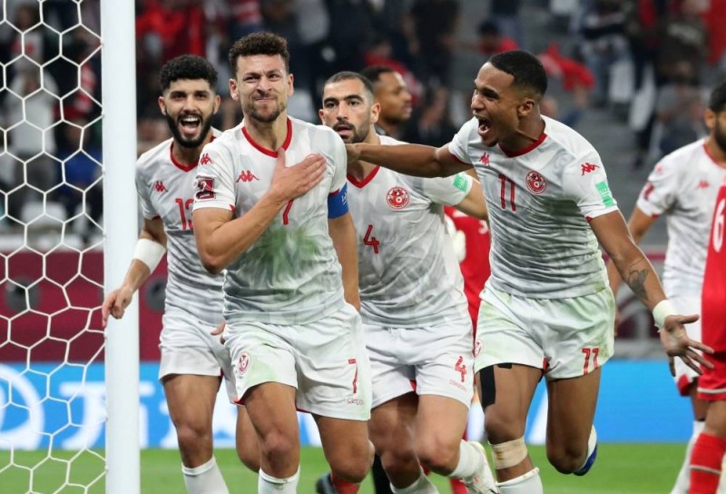 انتزع منتخب تونس بطاقة التأهل للمربع الذهبي بعد فوزه على عمان بهدفين مقابل هدف واحد