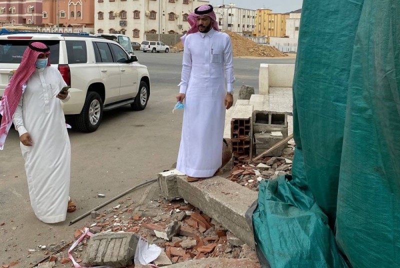 الأضرار في المسجد جراء اقتحام المركبة