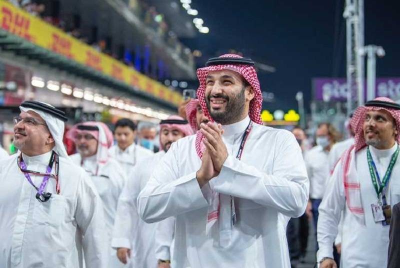 الأمير محمد بن سلمان محيياً الجماهير في سباق فورمولا1 في جدة