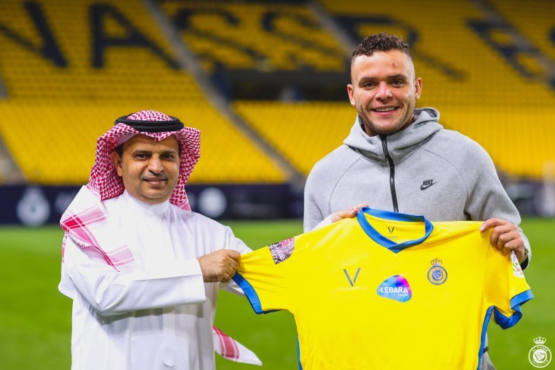 



جوناثان مع رئيس النصر مسلي آل معمر.