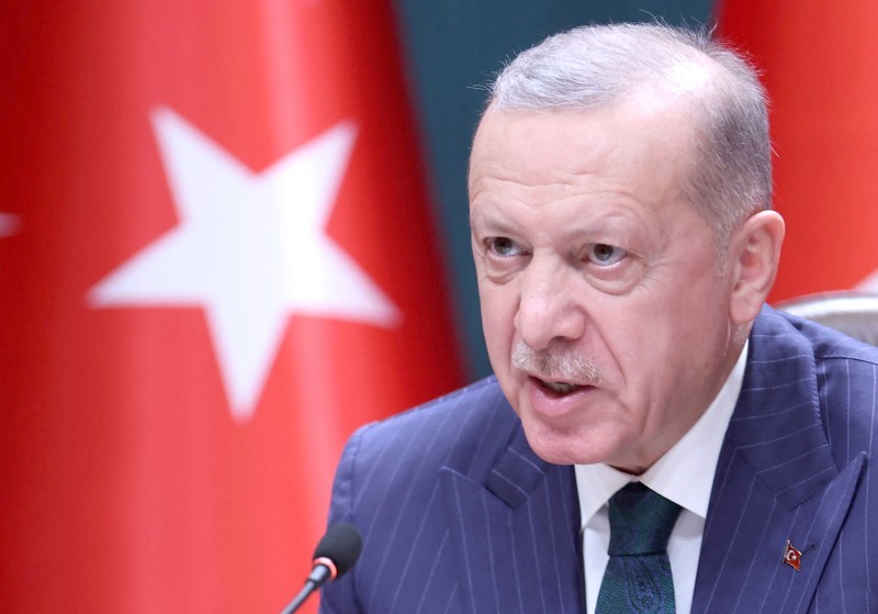 Turkish President Recep Tayyip Erdogan speaks to announce the net minimum wage will be raised by 50 percent starting next year, at the Presidential Complex in Ankara, Turkey on December 16, 2021. - The net minimum wage will stand at 4,250 liras -- now worth around $275 (240 liras). The Turkish lira hit fresh lows after the central bank fired the latest salvo in Erdogan's «economic war of independence» by cutting interest rates for the fourth successive month (Photo by Adem ALTAN / AFP)