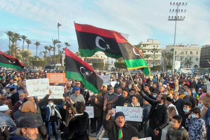 احتجاجات في طرابلس على تصويت برلمان طبرق بتعيين باشا آغا رئيساً جديداً للحكومة.