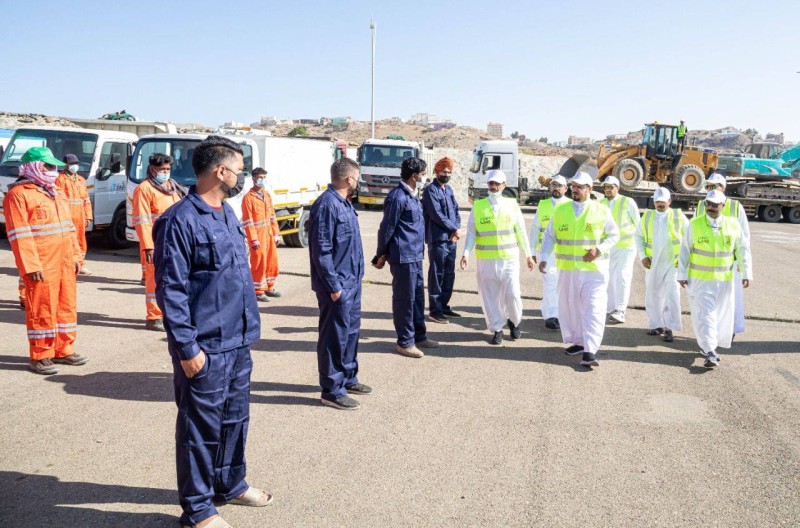 فريق من أمانة الباحة يتفقدون المشاريع بالمنطقة.