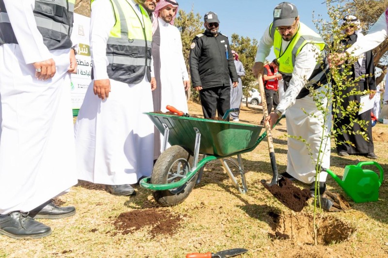 أمين منطقة الباحة د.علي السواط يشارك في أعمال التشجير في الأماكن العامة.