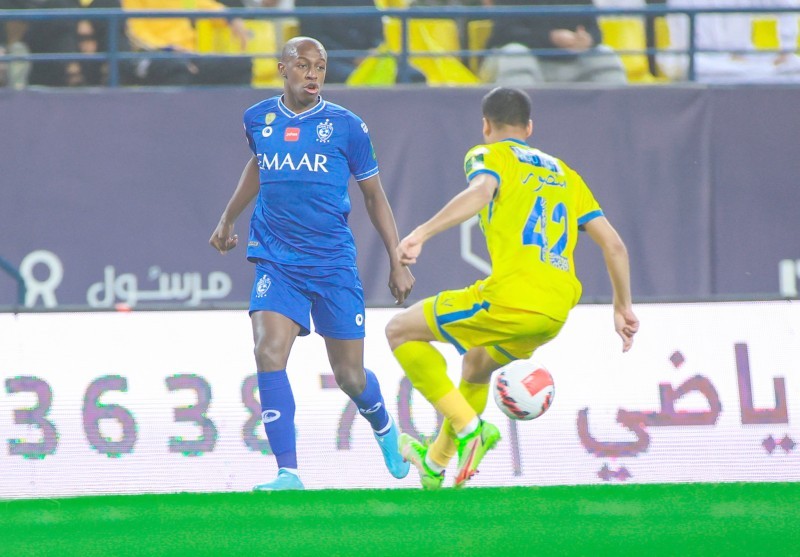 



الظهير الأيمن لفريق الهلال سعود عبدالحميد يسعى لتجاوز الظهير الأيسر النصراوي منصور الشمري في لقاء الكأس.