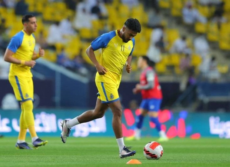 لاعبو النصر يجرون عمليات الإحماء قبل إحدى المواجهات