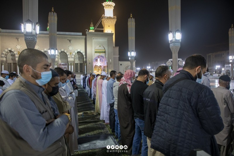 أداء الصلاة بالمسجد النبوي بعد إلغاء تطبيق التباعد