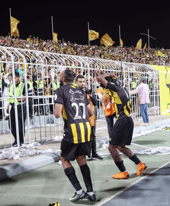 فرحة لاعبي الاتحاد مع جماهير الفريق بعد الفوز على الشباب.